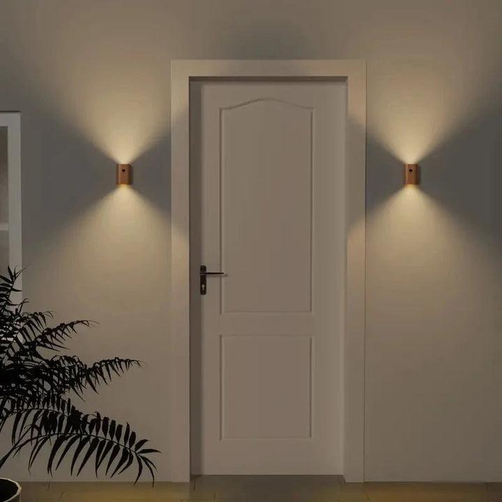 Design-Holzlampe mit warmem LED-Licht, kabellos, Akku & Bewegungssensor für moderne Innenräume.