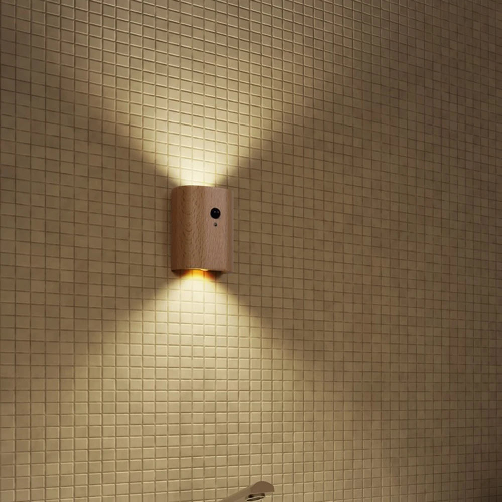 Intelligentes LED-Nachtlicht aus Holz mit Bewegungssensor, Akku; ideal für Flur, Treppen und Schränke.