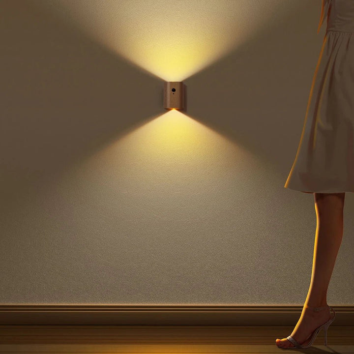Hochwertige Holzlampe mit Akku & Bewegungssensor, warmes LED-Licht. Perfekt als Nachtlicht.