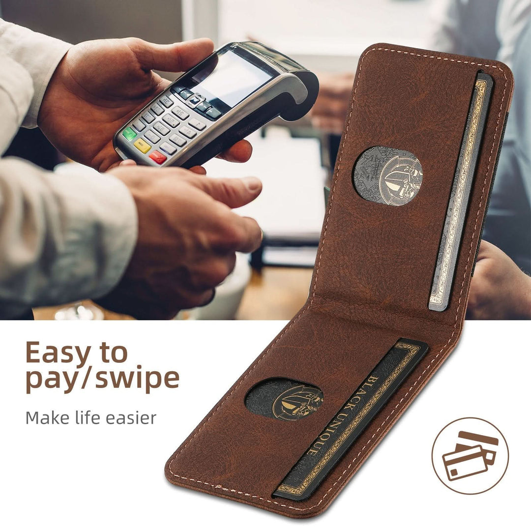 Braune Premium iPhone Lederhülle mit integriertem Magnetständer, Kartenhalter und Kabelloses-Laden-Kompatibilität.