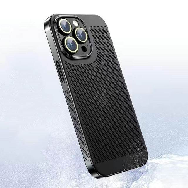 Detailansicht der hochwertigen iPhone 13 Schutzhülle mit metallischer Textur & präzisen Aussparungen.
