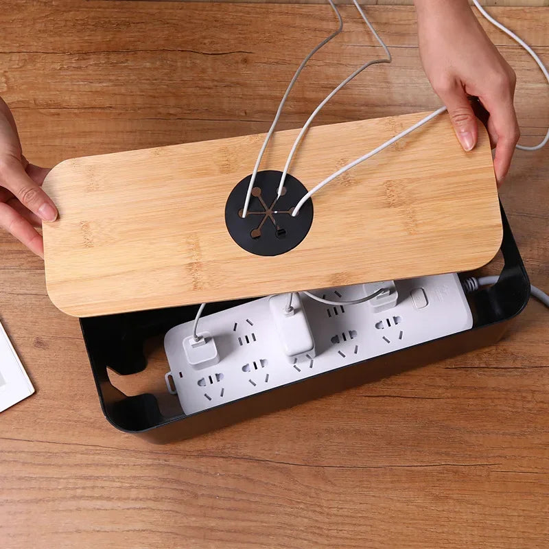 Elegante Kabelbox aus Holz & Kunststoff für Schreibtisch, Büro & Homeoffice. Effektives Kabelmanagement.