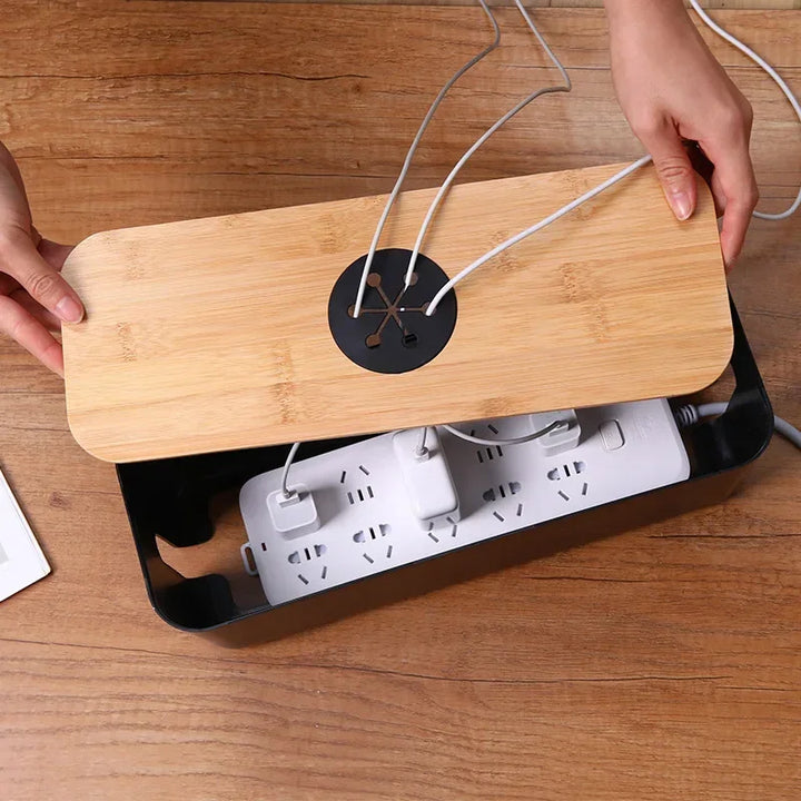 Elegante Kabelbox aus Holz & Kunststoff für Schreibtisch, Büro & Homeoffice. Effektives Kabelmanagement.