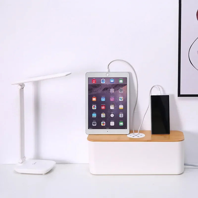 Minimalistische Kabelbox aus Holz & Kunststoff. Perfekt für Ordnung auf dem Schreibtisch im Homeoffice.