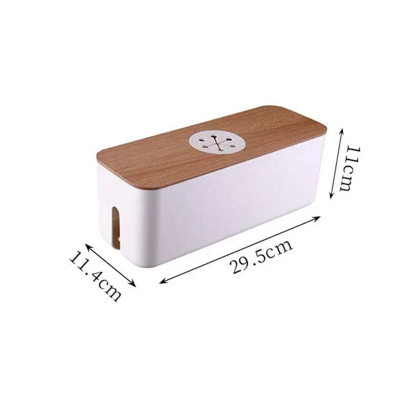 Stilvolle Kabelbox mit Holzdeckel für Schreibtisch. Hält Ladegeräte & Kabel ordentlich im Büro versteckt.