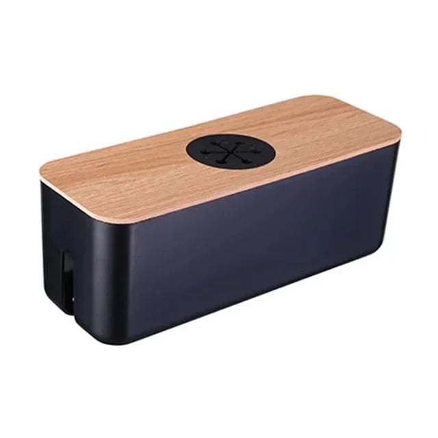 Multifunktionale Kabelbox aus Holz & Kunststoff. Versteckt unschöne Kabel von Ladegeräten im Büro.