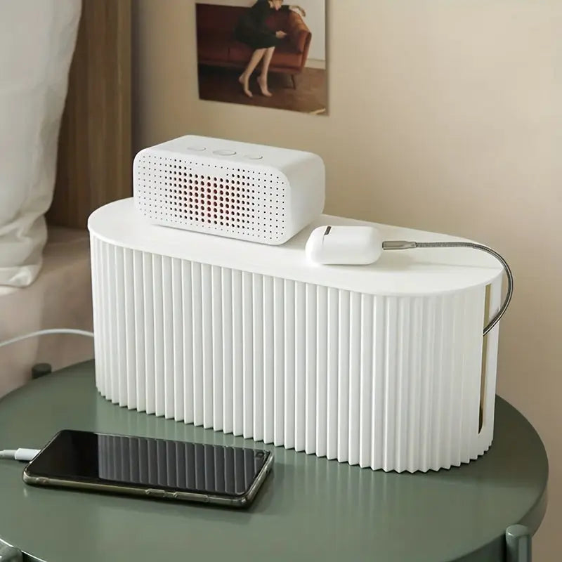 Stilvolle Kabelbox als Schreibtisch-Organizer für minimalistisches Kabelmanagement im Büro oder Zuhause.