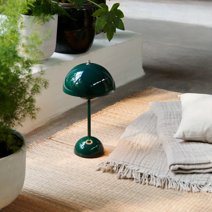 Moderne dimmbare LED-Designleuchte, kabellos & tragbar, ideal als Nachttisch- oder Wohnzimmerlampe.