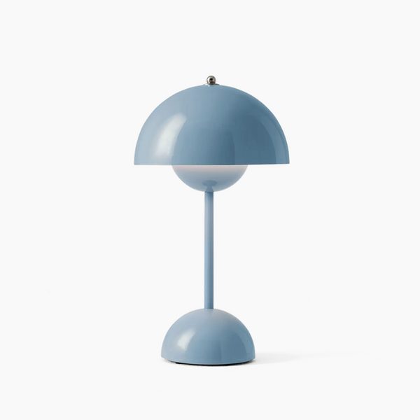 Minimalistische LED Tischlampe in Weiss, kabellos. Ideal als Nachttisch- oder Deko-Lampe.
