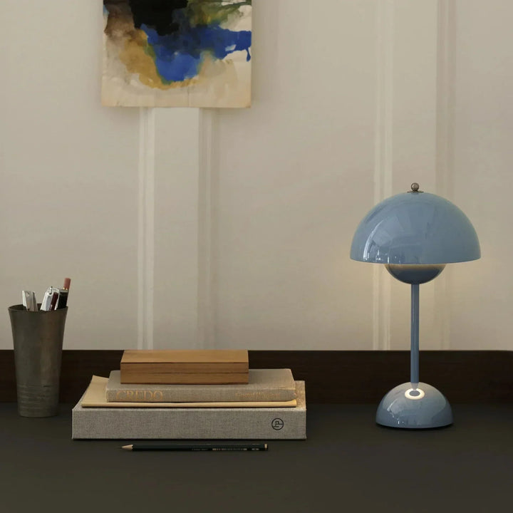 LED Nachttischlampe, kabellos & dimmbar, elegantes Design für entspannendes Licht.