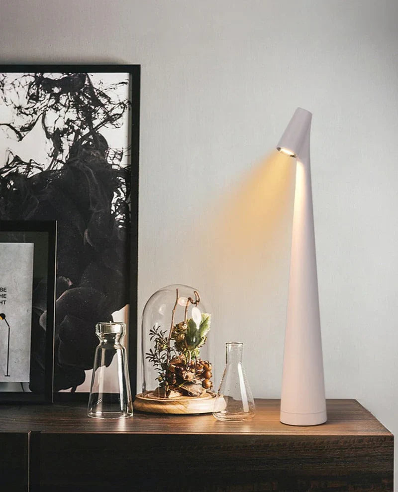 Dekorative LED Akku-Tischlampe; schafft warmes Ambiente, ideal als Nachttisch- oder Wohnzimmerlampe.