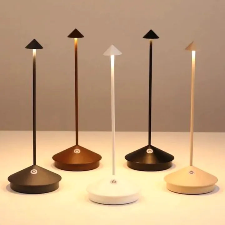Weiße kabellose LED Tischleuchte, dimmbar, USB aufladbar, modernes Ambiente Licht für drinnen & draußen.