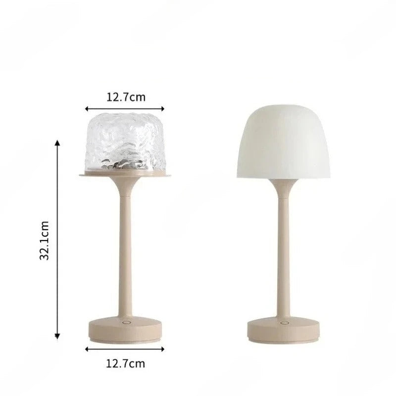 Stilvolle Metall-Tischlampe, kabellos und dekorativ. Verleiht jedem Raum, wie Wohnzimmer oder Schlafzimmer, ein besonderes Flair.