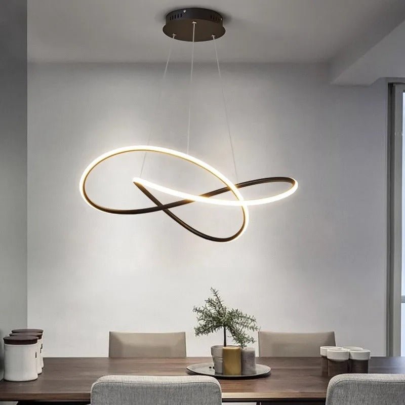 Elegante Kleeblatt Pendelleuchte, dimmbare LED Deckenlampe für modernes Wohnzimmer.