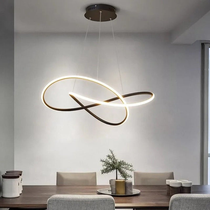 Elegante Kleeblatt Pendelleuchte, dimmbare LED Deckenlampe für modernes Wohnzimmer.