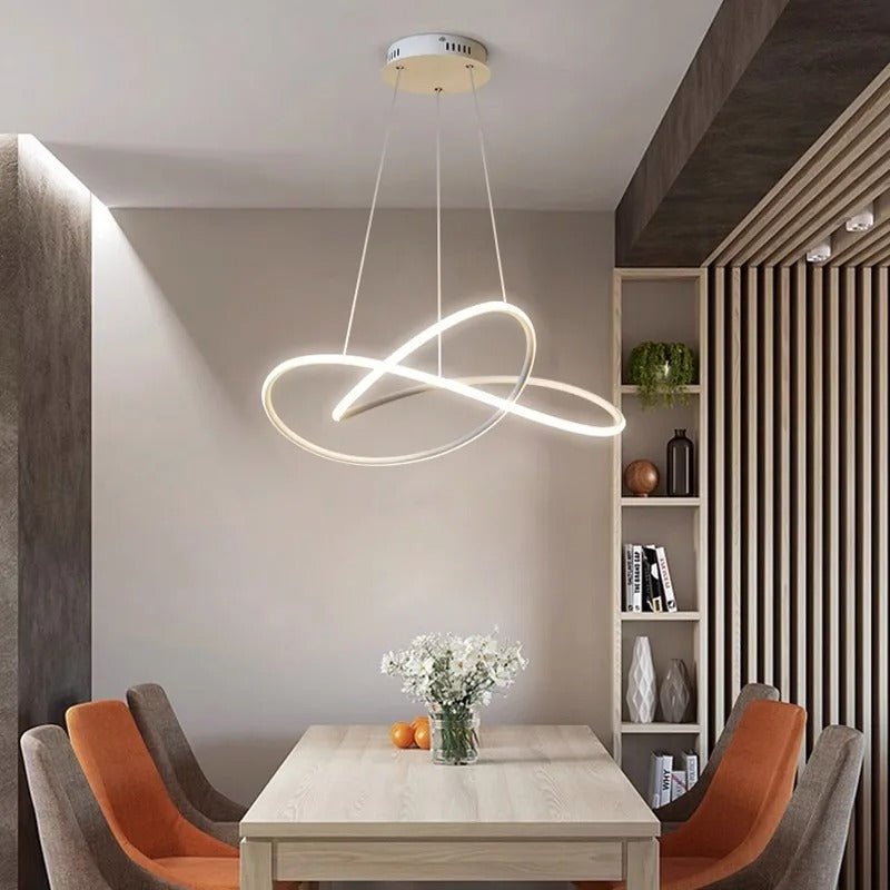 Luxuriöse Kleeblatt Pendelleuchte, dimmbare LED Deckenlampe für gehobene Ansprüche.