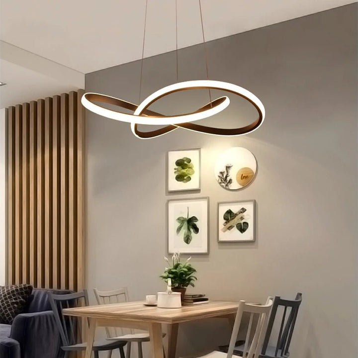 Elegante LED Pendellampe mit Kleeblatt-Design, dimmbar für atmosphärisches Licht.