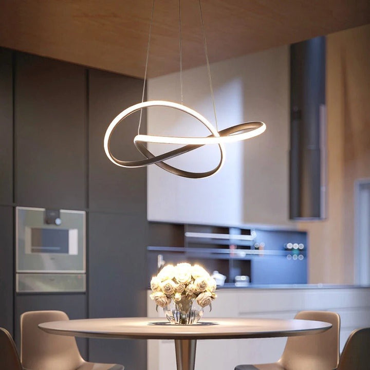 Design Pendelleuchte mit Kleeblatt-Motiv, dimmbare LED für eine gemütliche Atmosphäre.