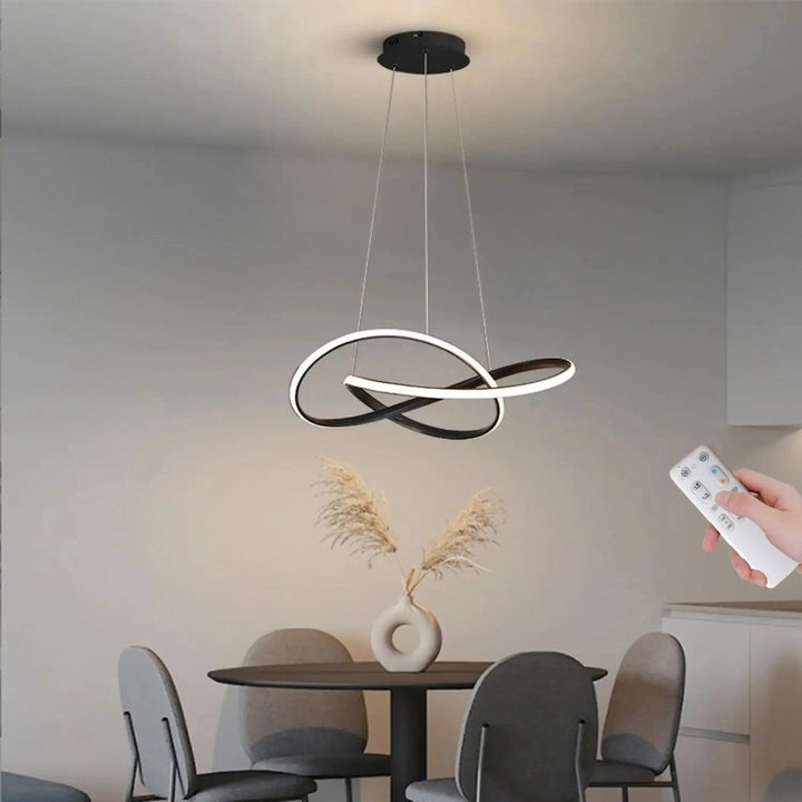 Moderne Kleeblatt Pendelleuchte, LED Beleuchtung mit elegantem Design und Dimmfunktion.