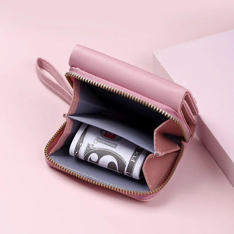Minimalistische Damen Brieftasche, kompakt und chic. Kleine, stilvolle Dreifach-Geldbörse für moderne Frauen.