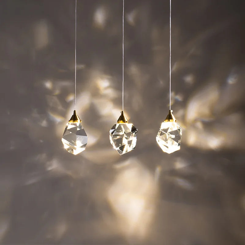 Nahaufnahme der funkelnden Kristalle. Luxuriöse Kristall-Pendelleuchte, moderne LED-Beleuchtung für Ess- & Wohnzimmer.