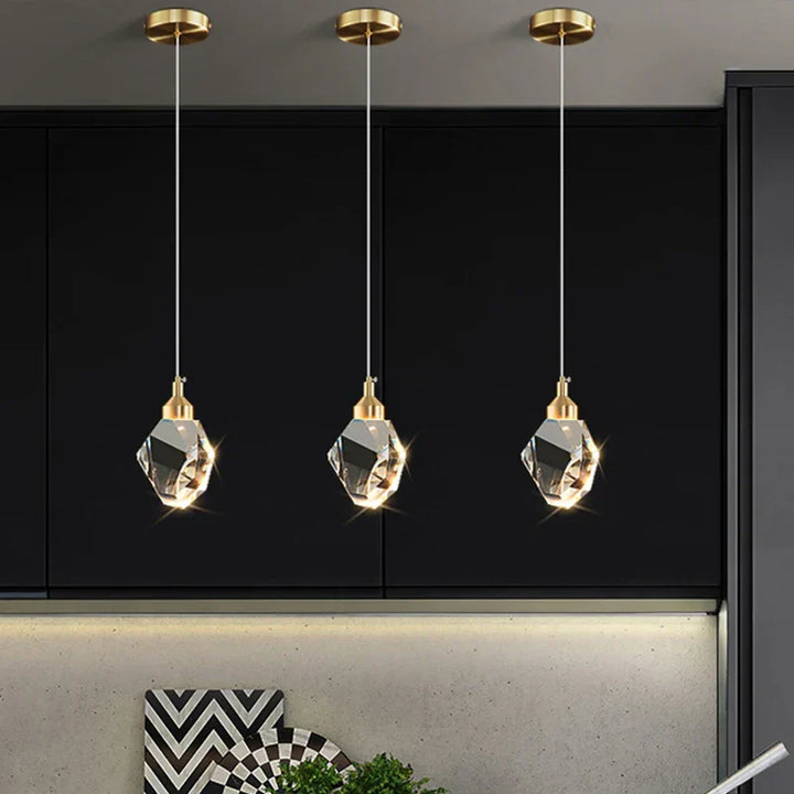 Moderne Kristall-Pendelleuchte im Wohnzimmer. Elegante LED-Hängelampe schafft luxuriöse Innenbeleuchtung.