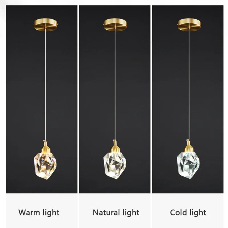 Stilvolle Kristall-Pendelleuchte über Esstisch. Luxuriöse LED-Hängelampe, moderne Beleuchtung für Esszimmer.