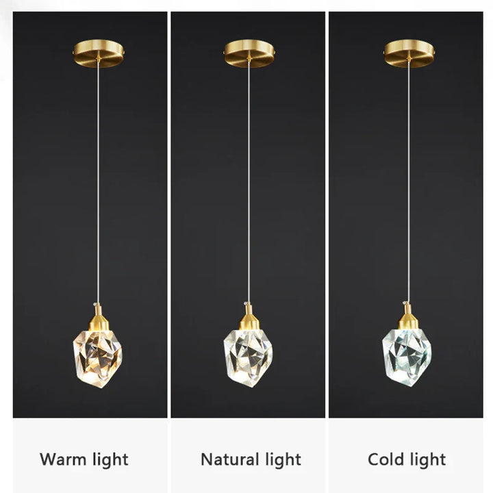 Stilvolle Kristall-Pendelleuchte über Esstisch. Luxuriöse LED-Hängelampe, moderne Beleuchtung für Esszimmer.