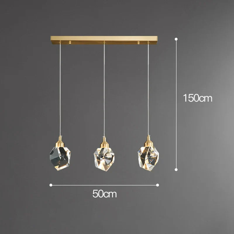 Warmes LED-Licht der Kristall-Pendelleuchte. Moderne Hängelampe, ideale Beleuchtung für luxuriöse Wohn- & Esszimmer.