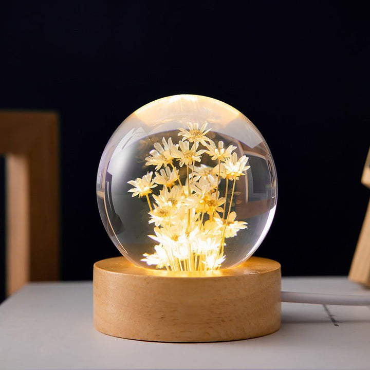 Wunderschöne Kristallkugel Lampe mit Ewigen Blumen, LED-Beleuchtung und Holzsockel; ideales Geschenk.