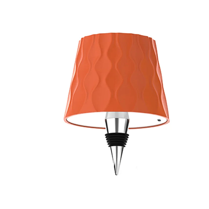 Weiße LED-Flaschenlampe auf Tisch, zeigt die 3 einstellbaren Lichtfarben und die dimmbare Funktion.