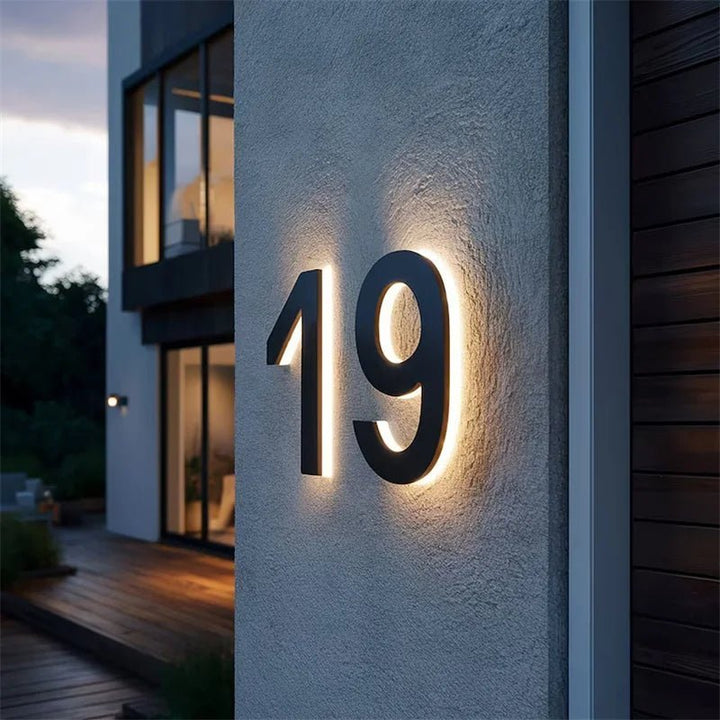 LED-Hausnummer beleuchtet: Stilvolles Adressschild mit LED-Beleuchtung, ideal für moderne Außenbereiche.
