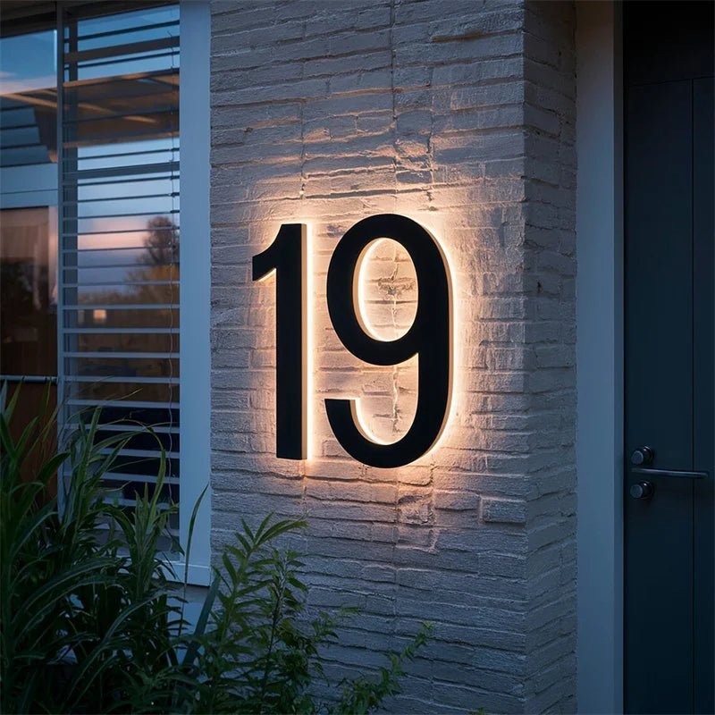 Moderne Hausnummer LED: Dunkle Ansicht einer beleuchteten Hausnummer am Hauseingang bei Nacht.