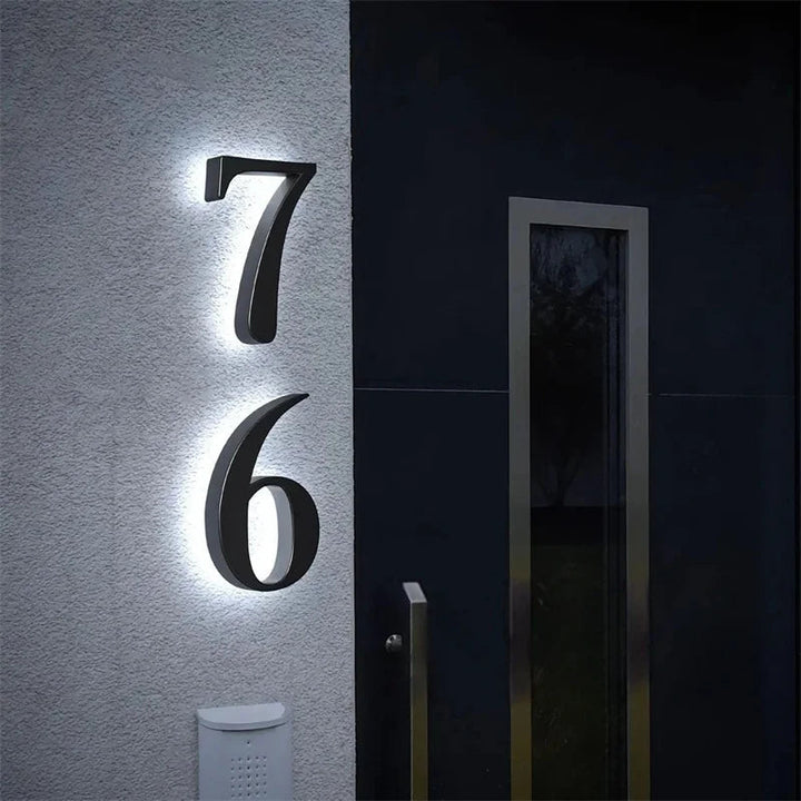 Hausnummer mit LED-Beleuchtung: Elegantes Adressschild als moderne Hausdekoration für den Eingangsbereich.