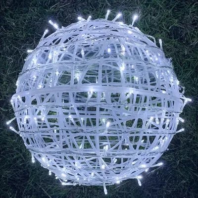 Elegante LED-Außenbeleuchtung in Kugelform, für ein modernes Terrassenambiente bei Nacht.