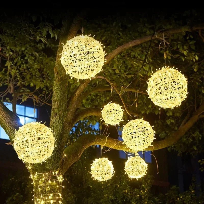 LED-Terrassenlicht in Rattan-Optik, sorgt für ein warmes, gemütliches Ambiente am Abend.