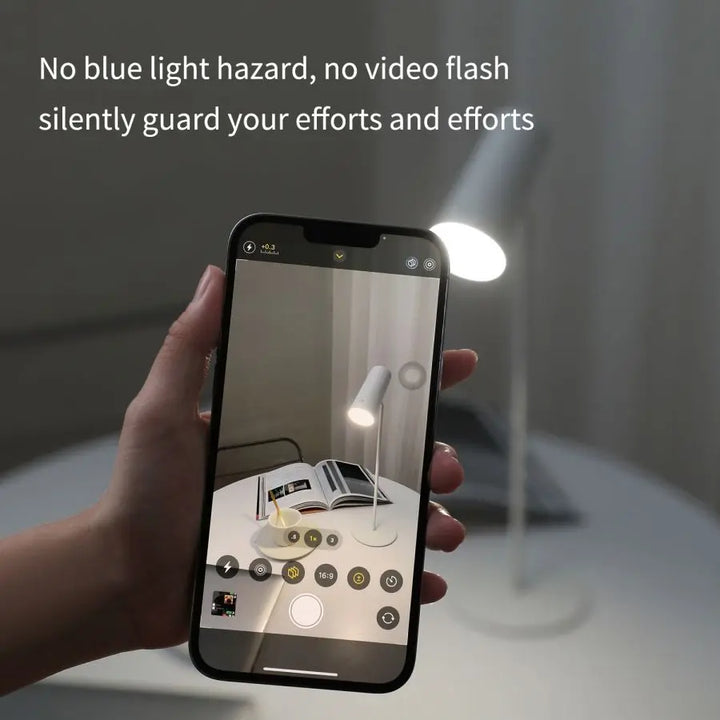 Augenschonende LED-Tischlampe mit sanfter Touch-Dimmung. Flimmerfreies Licht schützt die Augen beim Lesen.