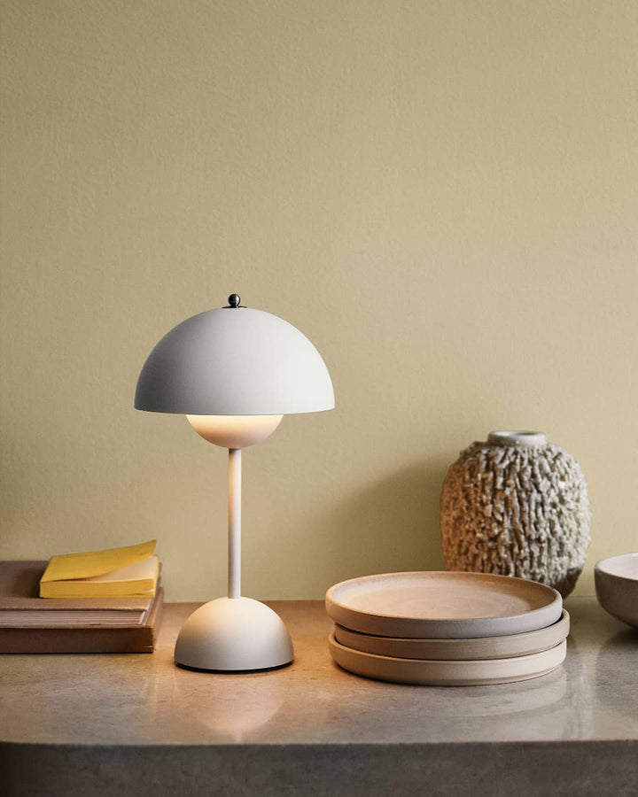 Schlanke LED-Tischlampe mit modernem Design, kabellos, für eine elegante Lichtstimmung im Wohnbereich.