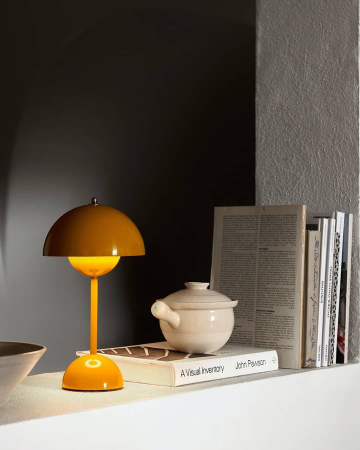 Skandinavische LED-Tischlampe, kabellos, schafft warmes Ambiente im Wohnzimmer oder Schlafzimmer.