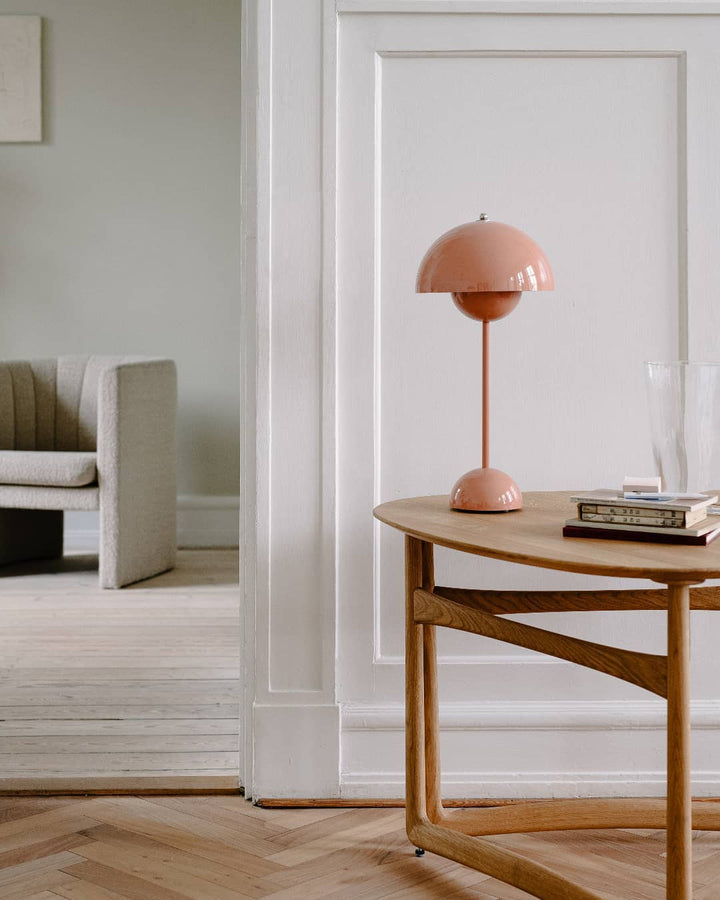 Dekorative LED-Akzentlampe, modernes Design, kabellos für stilvolle Beleuchtung im Wohn- und Schlafzimmer.