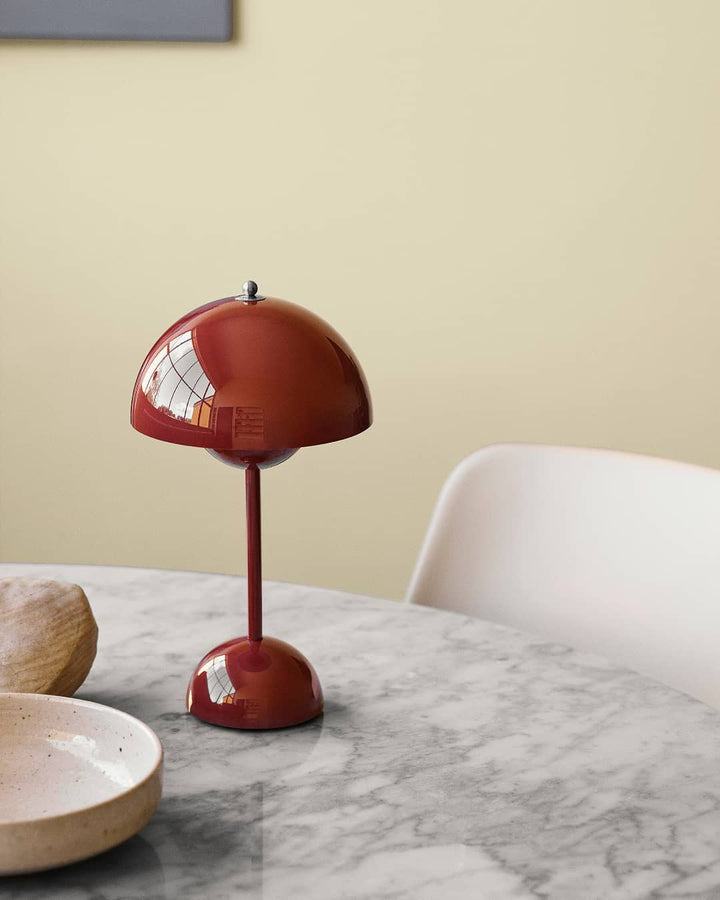 Vielseitige LED-Tischlampe für Wohnzimmer, Schlafzimmer & Schreibtisch, elegantes, kabelloses Design.