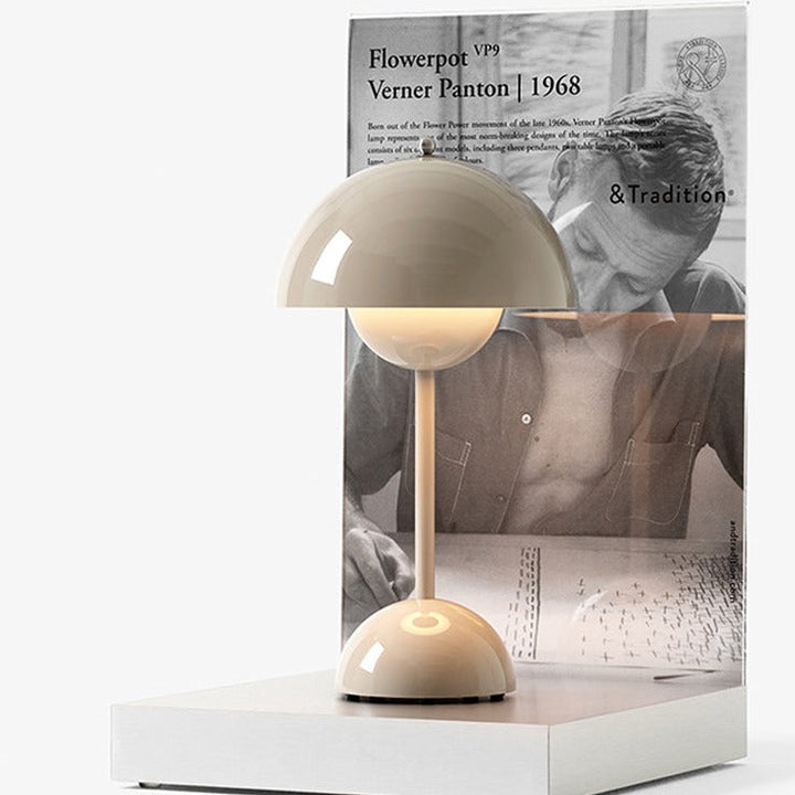 Dimmbare, kabellose LED-Tischlampe mit USB-Ladefunktion, modernes Design für flexiblen Einsatz.