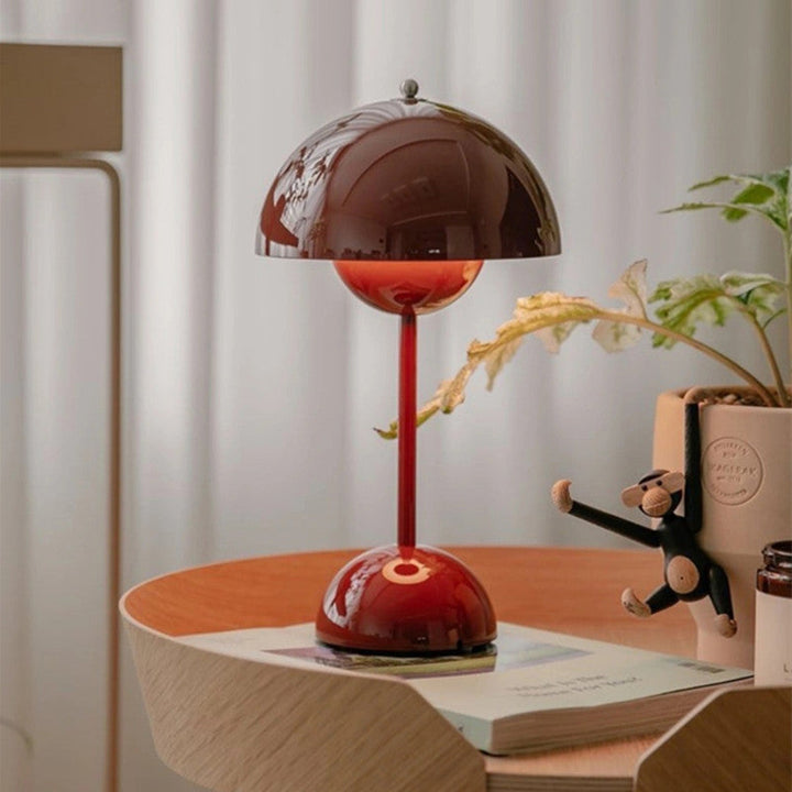 Elegante kabellose LED-Tischlampe, USB-aufladbar, ideales Akzentlicht für modernes Zuhause-Design.