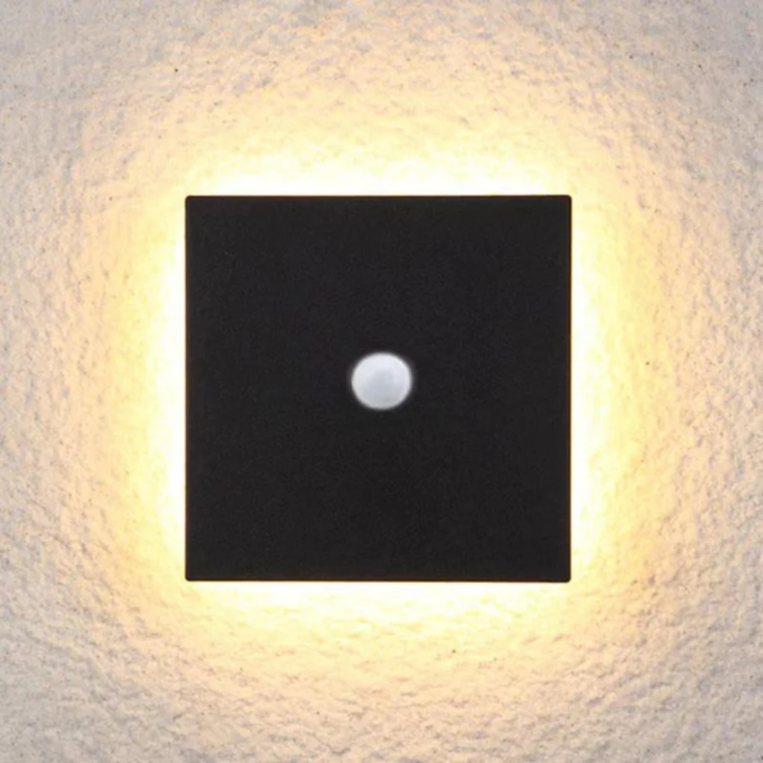 Elegante LED-Wandlampe für Außenbereiche, minimalistisches Design, wetterfest & energieeffizient.