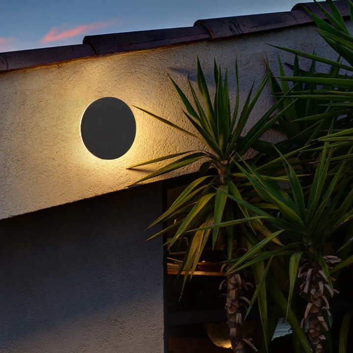 Moderne LED-Außenbeleuchtung, minimalistisch, ideal für jede Hausfassade & Garten.