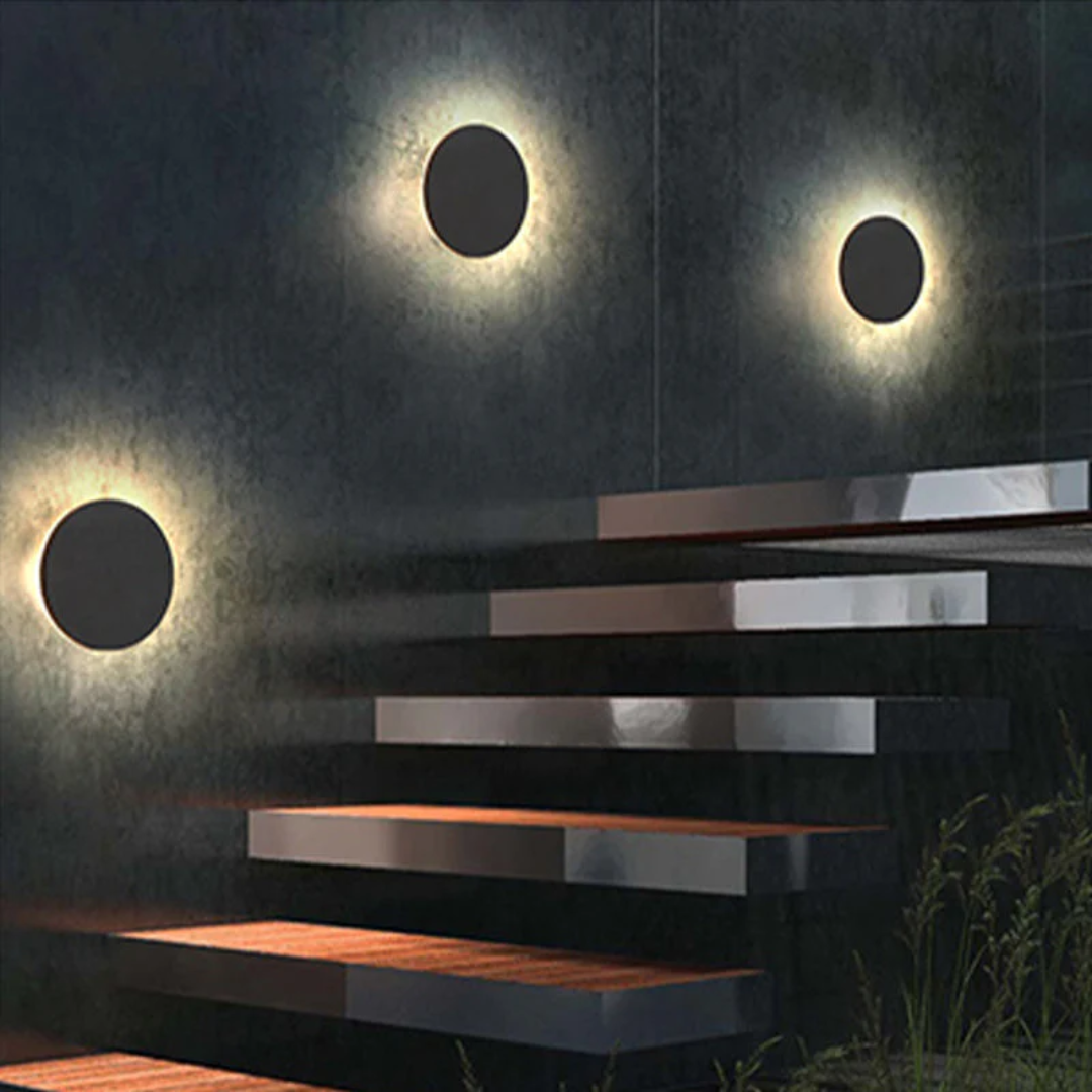 Moderne LED-Außenleuchte, schlankes Design, langlebig, wartungsarm & wetterfest.