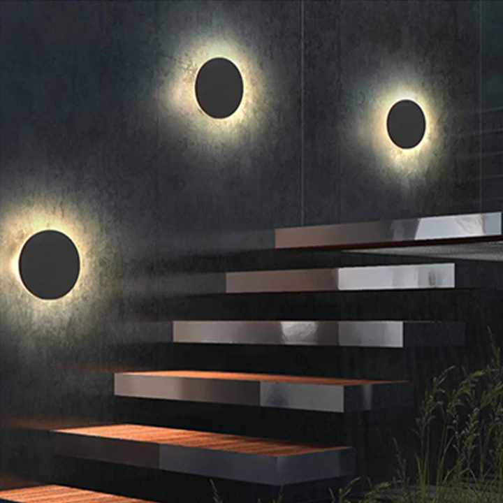 Moderne LED-Außenleuchte, schlankes Design, langlebig, wartungsarm & wetterfest.
