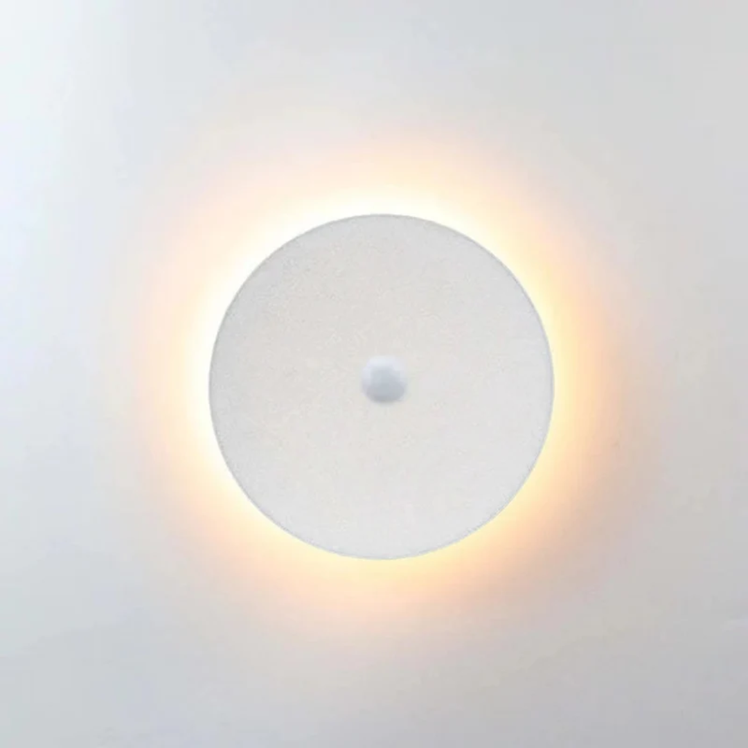 Minimalistische LED-Gartenlampe, Wandmontage, energieeffizient, moderne Außenbeleuchtung.