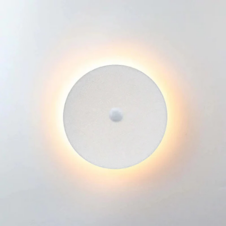 Minimalistische LED-Gartenlampe, Wandmontage, energieeffizient, moderne Außenbeleuchtung.