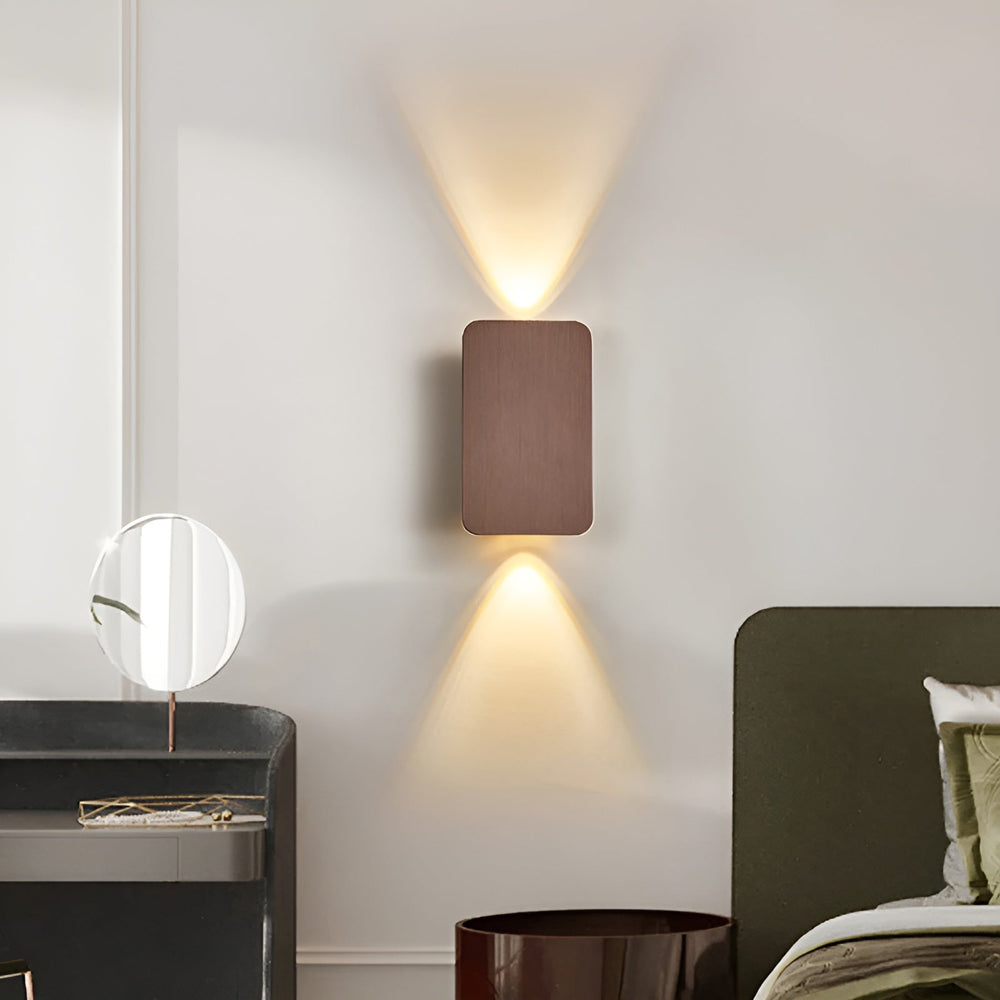 Stilvolle rechteckige LED-Wandlampe, ideal für Flur- und Wohnzimmerbeleuchtung.